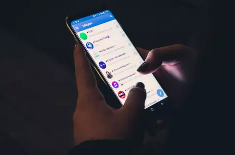 Conectându-ne în lumea virtuală: Cum influențează mesajele și tehnologia relațiile noastre sociale