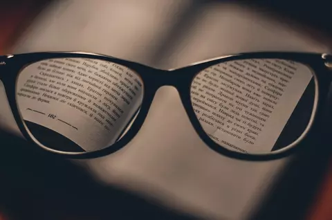Ochelari sau lentile de contact- cum găsești soluția potrivită pentru vederea de zi cu zi