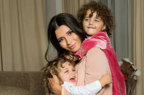 EXCLUSIV! Unde și cu cine își petrece Elena Băsescu noaptea dintre ani