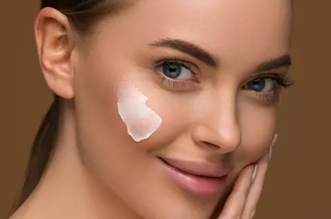 Îngrijirea tenului toamna. Ce produse trebuie să folosești