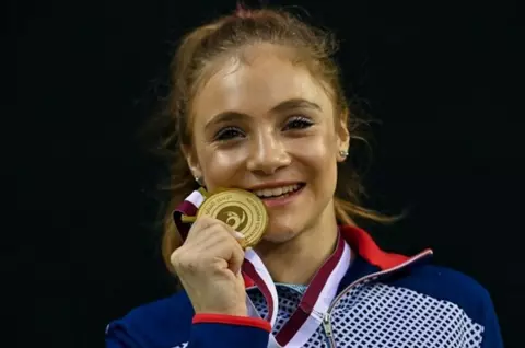 Cine e Sabrina Voinea. Are 18 ani, practică gimnastica de la o vârstă fragedă și e antrenată de mama ei, Camelia Voinea, acuzată de abuzuri