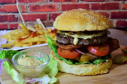 Care sunt cele mai periculoase ingrediente din alimentele fast food