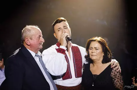 Cum arată părinții lui Valentin Sanfira și ce sacrificii au făcut pentru el: ”Tata ajungea de la muncă. Muncea pe șantier și țin minte că ne aducea portocale, șosete și...” / EXCLUSIV