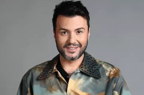 Cine este Marian Capet. Este hairstylist, a apărut în diverse emisiuni TV și e prieten cu Ilona Brezoianu și Doinița Oancea
