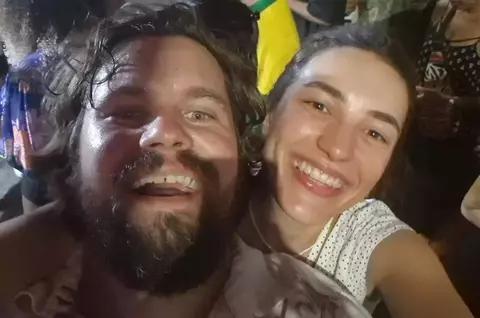 Radu Almășan, surprins într-o ipostază romantică, alături de soția lui însărcinată. Solistul de la Bosquito va fi tată pentru prima oară, la 44 de ani