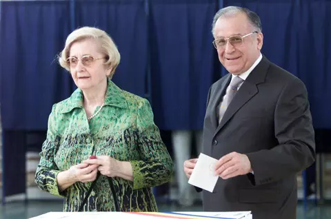 Nina, văduva lui Ion Iliescu, preferă singurătatea de când a fost înmormântat soțul ei. Nu mai primește vizite și nu a mai răspuns la telefon câteva zile