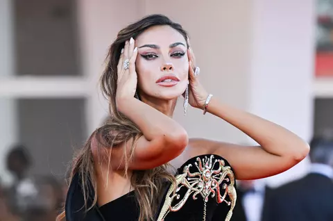 Mădălina Ghenea, surprinsă alături de un milionar italian în România.  Au fost fotografiați în fața unui local din București și în timp ce se cazau la hotel  