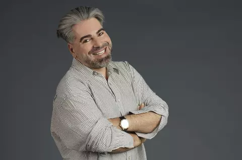 Cum arăta Maurice Munteanu când era elev de liceu. Adopta un look total diferit de stilul pentru care este cunoscut acum