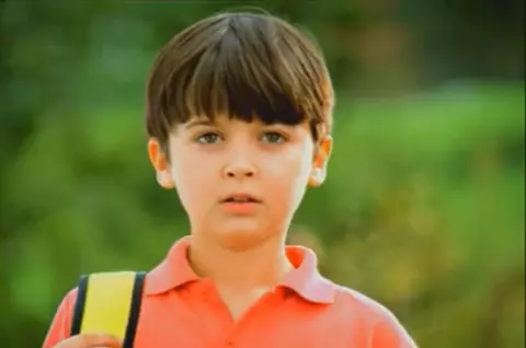 Cum arată acum băiatul din reclama de la brânză topită, devenit viral pentru replica "Dacă mă sărută data viitoare?". Noni Ene are 33 de ani și activează în domeniul artistic