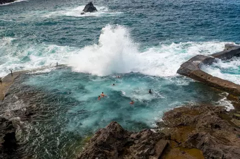 Filmul tragediei din Tenerife. Doi români, de 38 și 42 de ani, au murit înghițiți de valuri în timp ce se aflau în vacanță: "Doi copii au rămas fără mamă și familiile lor distruse pentru totdeauna"
