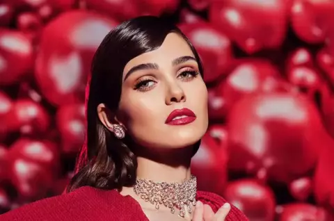 Theo Rose i-a pus la punct pe cei care o critică pentru buzele subțiri și sânii mici: "Nu mă zăpăciți pe mine cu astea. Nu sunt genul ăla de femeie!"