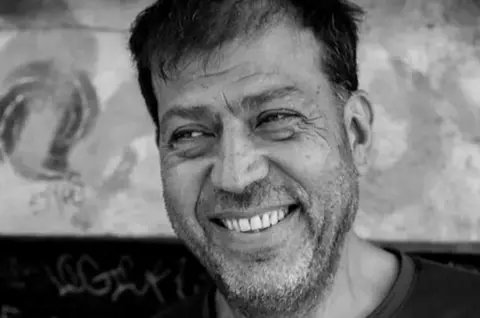 Adrian Pleșca "Artanu", primle imagini de la înmormântare. Fiica artistului de la Timpuri Noi, copleșită de durere