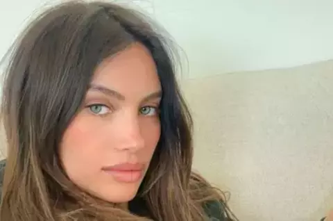 Alina Pușcău, o copilărie marcată de lipsa părinților și abuzuri emoționale: "Mama nu prea avea timp de mine. A trebuit să mă educ singură, să-mi fac prieteni, mă lăsa cu vecinii"