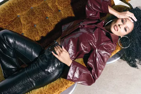 Majda, pictorial de senzație în revista VIVA!, la 38 de ani. 5 idei de ținute de sărbători pentru toate gusturile: paiete, dantelă, denim, texturi metalizate