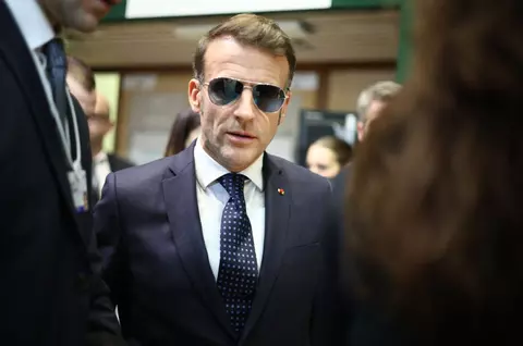 Cât costă ochelarii de soare purtați de președintele Macron la Davos și ce marcă sunt. Acţiunile companiei italiene au explodat: "Nu a acceptat să îi primească din partea noastră ca un cadou"