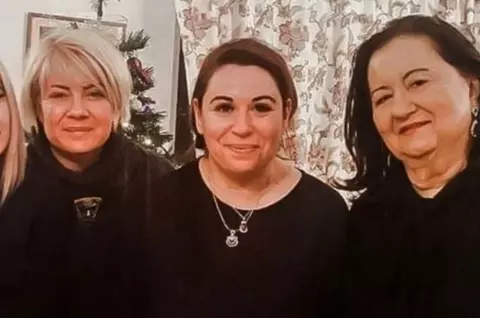 Catinca și Oana Roman, primele reacții după ce au fost date în judecată, la doi ani de la moartea mamei lor. Miza procesului este de 300.000 de euro