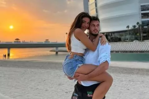 Cine este Alex Enache, iubitul cu 13 ani mai tânăr al Elenei Ionescu. Cântăreața s-a afișat cu el, deși spunea că va face asta doar dacă se căsătoresc