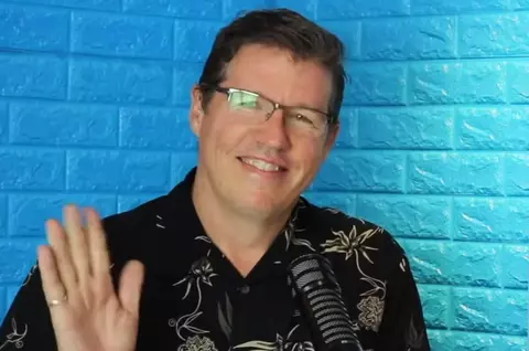 Compozitorul Guy Moon a murit într-un accident rutier. Avea 63 de ani și era cunoscut pentru muzica mai multor seriale animate celebre