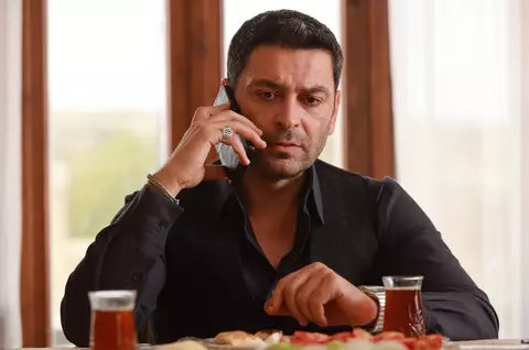 Interviu cu actorul Ozan Akbaba din „La marginea lumii” (PRO TV). Momente importante din carieră și detalii despre rolul său: „Și eu am un fiu” / EXCLUSIV