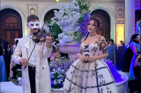 Cum a reacționat soțul Elenei Gheorghe când a văzut-o pe artistă în rochia de epocă de la Balul Bridgerton: ”În seara aceea chiar mi-a depășit toate așteptările. M-am simțit ca o ducesă” Ce gest a făcut Cornel Ene / EXCLUSIV