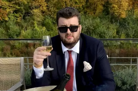 Victoraș Micula, închisoare cu suspendare pentru accesarea ilegală a bazei de date a MAI. Milionarul va munci în folosul comunității, la primărie sau la mănăstire