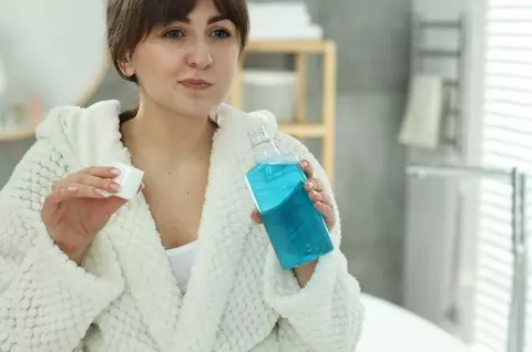 Apa de gură – proprietăți, beneficii, riscuri, cum se folosește