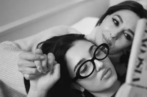 Ce frumoasă este fiica cea mică a actriței Monica Belucci! La doar 16 ani, Léonie Cassel a apărut pe coperta Vogue Italia