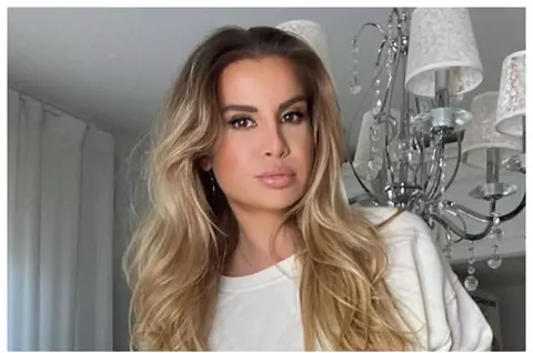 Marina Dina, surprinsă în ipostaze tandre cu un bărbat misterios, la mall. S-au îmbrățișat, au fost la cumpărături și au servit o cafea