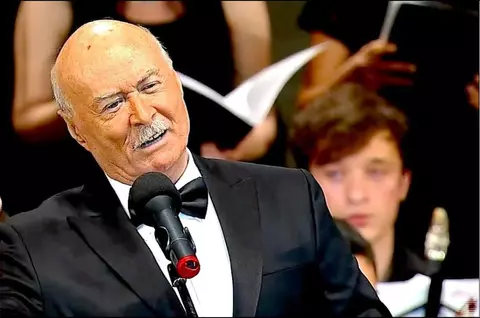 Tudor Gheorghe a ajuns de urgență la spital, după ce a leșinat în camera de hotel și s-a lovit la cap. Artistul se afla la Iași