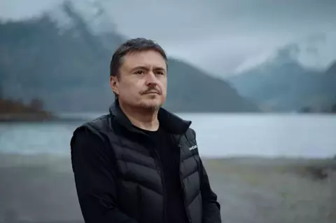 Cristian Mungiu, dat în judecată de o femeie care îl acuză că o filmează cu drona "de fiecare dată când iese din casă". Ce daune solicită reclamanta / Decizia instanței