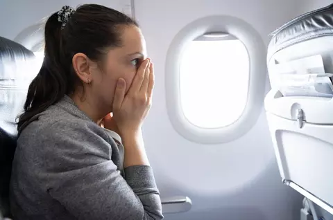 Cum poți controla frica de avion cu trucuri simple, dezvăluite de stewardese. Ai nevoie doar de o sticlă cu apă!