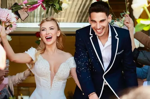 Primele imagini de la nunta Andreei Bălan cu Victor Cornea! Ce mesaj cu semnificație specială a fost brodat pe una dintre cele patru rochii de mireasă și ce gest au făcut părinții mirelui