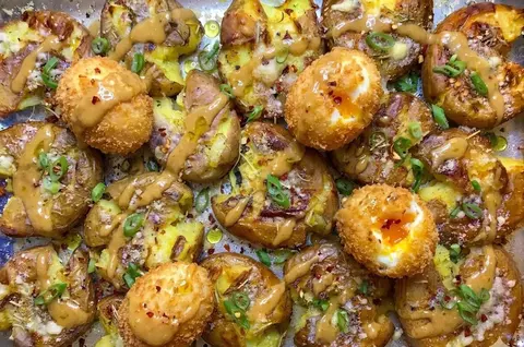 Rețetă de cartofi zdrobiți cu miso și parmezan. Preparatul viral care a cucerit internetul