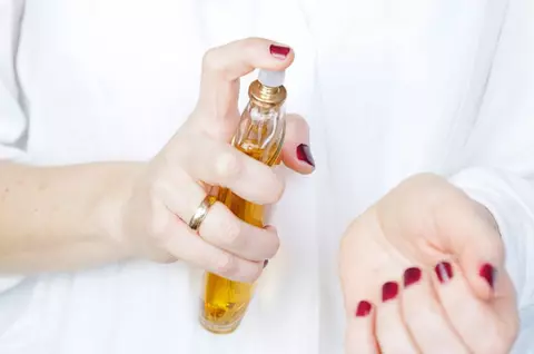De ce ne dăm cu parfum pe încheietura mâinii?