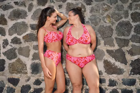 Forme la vedere: Astratex vă spune care sunt cele mai bune costume de baie pentru formele pline