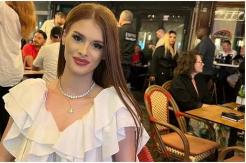 Un an de la moartea Teodorei Marcu. Cum arată mormântul ei și al bebelușului nenăscut: zeci de coroane, lumânări și un înger de marmură, cu mesaje de dor și durere / Tânăra a fost ucisă în plină stradă și a lăsat în urmă un soț îndurerat și o fetiță