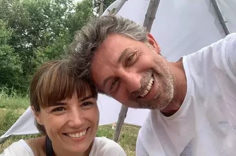 Cine este și cu ce se ocupă soția lui Andi Vasluianu. Laura Fierăscu este mama a doi copii, a lucrat în domeniul bancar și a absolvit Psihologia