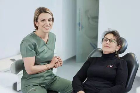 Ce probleme dentare apar la menopauză și cum le prevenim. Medic: "Multe femei nu asociază aceste modificări cu schimbarile hormonale"