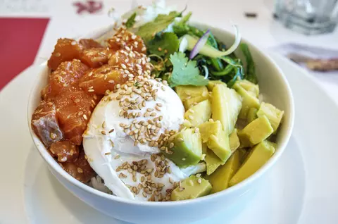 Rețetă de poke bowl. Originar din Hawaii, preparatul este perfect pentru vară