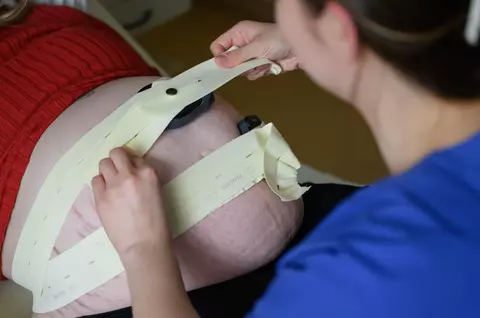 O femeie însărcinată cu gemeni a murit la o zi după externarea de la Maternitatea Giulești. Medicii i-ar fi spus că are doar un atac de panică