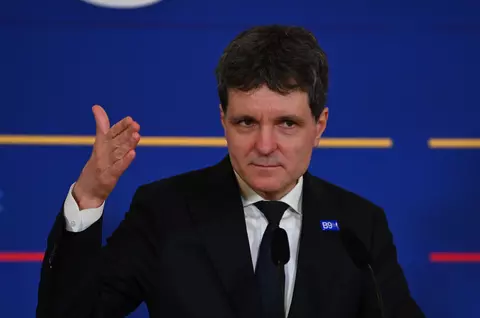 Un bărbat care s-a folosit de numele lui Nicușor Dan ca să obțină bilete gratuite la concerte a fost trimis în judecată / Detalii din anchetă