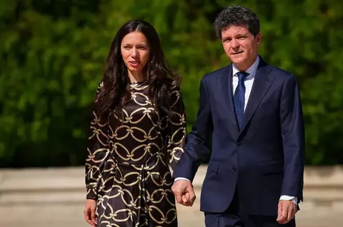 Cum a apărut Mirabela Grădinaru la Palatul Cotroceni, la întâlnirea cu președintele Israelului. Rochia satinată, cu imprimeu sofisticat, a atras toate privirile