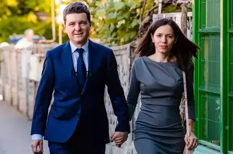 Cum s-a îmbrăcat Mirabela Grădinaru la recepția de Ziua Independenței SUA. Partenera lui Nicușor Dan a ales o rochie de mătase într-o culoare mai îndrăzneață decât de obicei