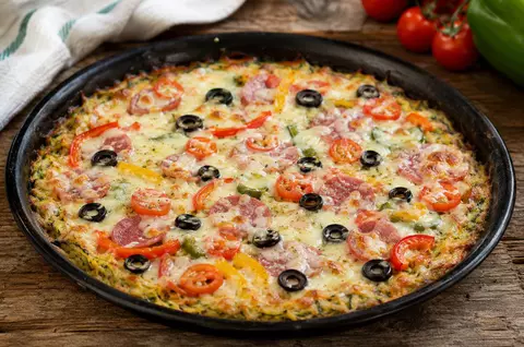 Rețetă de pizza fără aluat. Preparatul viral se face cu dovlecei și este gata în mai puțin de o oră