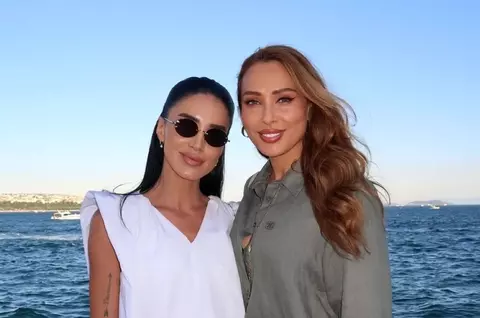 Cum au apărut Adelina Pestrițu și Iulia Vântur, care s-au întâlnit întâmplător în Istanbul: "Ne știm de mulți ani, iar revederea noastră în Turcia a fost o adevărată bucurie"