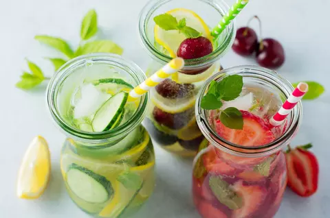 Combinații răcoritoare de apă cu fructe și plante aromatice pentru vară
