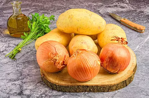 De ce să nu păstrezi cartofii lângă ceapă