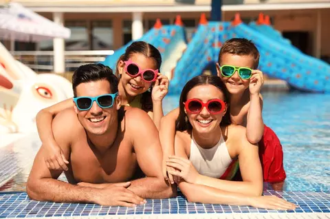 Ghidul siguranței la piscină sau la mare: Reguli esențiale pentru părinți și copii