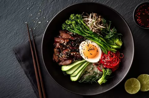 Rețetă de Bibim Guksu. Tăiței reci cu sos picant coreean