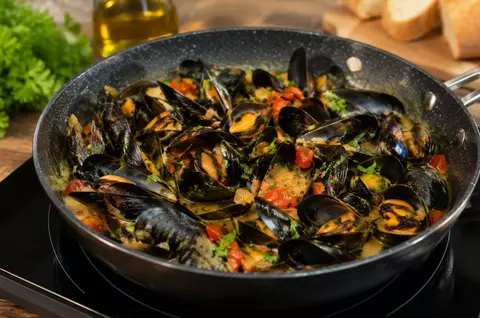 Rețetă de midii în sos de vin alb. Preparatul aromat care transformă orice masă într-un festin